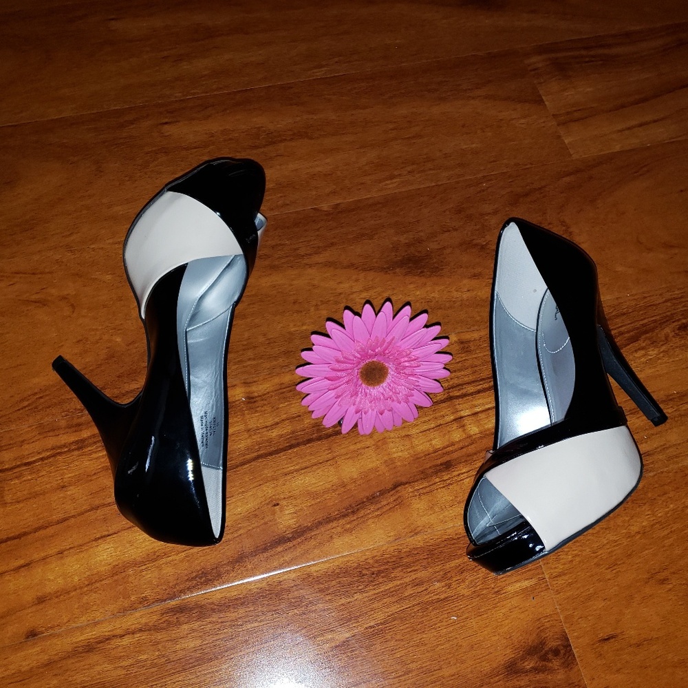 New Black/Cream Peep Toe Classic Xappeal Pumps - Picture 3 of 8